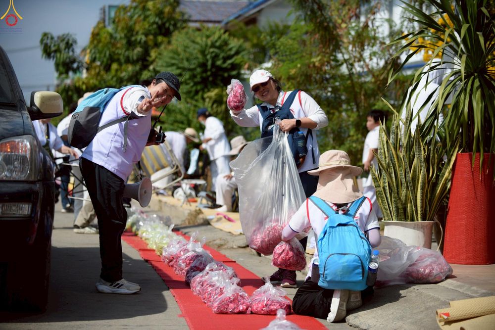 ภาพ No.296223:ภาพเบื้องหลังอาสาสมัครรวมใจ ชุดที่ 2 ในโครงการธรรมยาตรา กตัญญูบูชา มหาปูชนียาจารย์ พระมงคลเทพมุนี(สด จนฺทสโร) พระผู้ปราบมาร อนุสรณ์สถาน 7 แห่ง ปีที่ 14