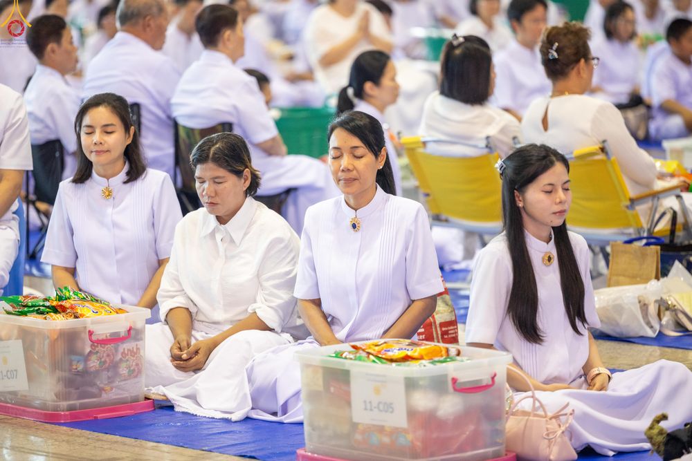 ภาพ No.311292:วันอาทิตย์ต้นเดือนที่ 1 มีนาคม พ.ศ.2569 พิธีตักบาตร และ พิธีบูชาข้าวพระ ณ สภาธรรมกายสากล วัดพระธรรมกาย