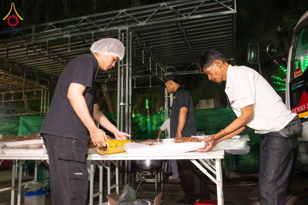 ภาพ No.287967:วันที่ 4 มกราคม พ.ศ. 2569 พิธีถวายภัตตาหารเป็นสังฆทาน แด่พระธรรมยาตรา ในโครงการธรรมยาตรา กตัญญูบูชา มหาปูชนียาจารย์ พระมงคลเทพมุนี(สด จนฺทสโร) พระผู้ปราบมาร อนุสรณ์สถาน 7 แห่ง ปีที่ 14 ณ อนุสรณ์สถานมหาวิหารพระมงคลเทพมุนี (โลตัสแลนด์) อ.สองพี่น้อง จ.สุพรร