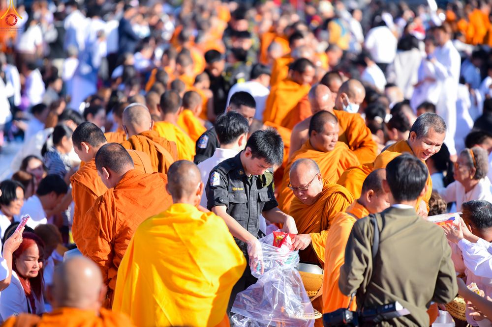 ภาพ No.280252:วันอังคารที่ ๓๐ ธันวาคม พ.ศ. ๒๕๖๘ พิธีตักบาตรพระ ๑,๐๖๙ รูป จังหวัดกาฬสินธุ์   ณ บริเวณสนามหน้าศาลากลาง จังหวัดกาฬสินธุ์ (หลังเก่า)