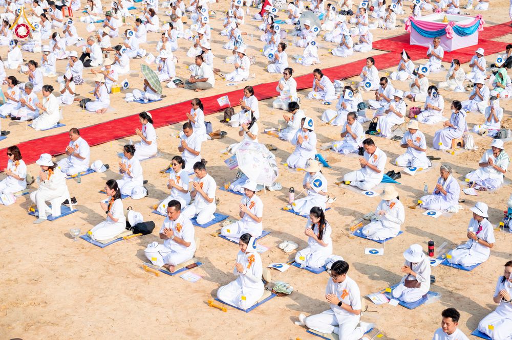 ภาพ No.327247:วันศุกร์ที่ 1 พฤษภาคม พ.ศ.2569 พิธีทอดผ้าป่า โปรยรัตนชาติ ตอกเสาเข็มมงคลต้นแรก สถาปนา “องค์พระเจดีย์เพื่อสร้างสันติภาพโลก” (แห่งแรกของภาคอีสาน) ณ ธุดงคสถานอำนาจเจริญ  อ.เมือง จ.อำนาจเจริญ