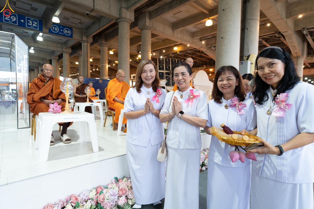 ภาพ No.330947:วันวิสาขบูชา อาทิตย์ที่ 31 พฤษภาคม พ.ศ.2569 พิธีจุดวิสาขประทีป , พิธีเวียนประทักษิณ  รอบพระมหาธรรมกายเจดีย์  และพิธีฉลองชัยสวดมนต์บทธัมมจักกัปปวัตนสูตร  ครบ 8,415,000,000 จบ ณ วัดพระธรรมกาย
