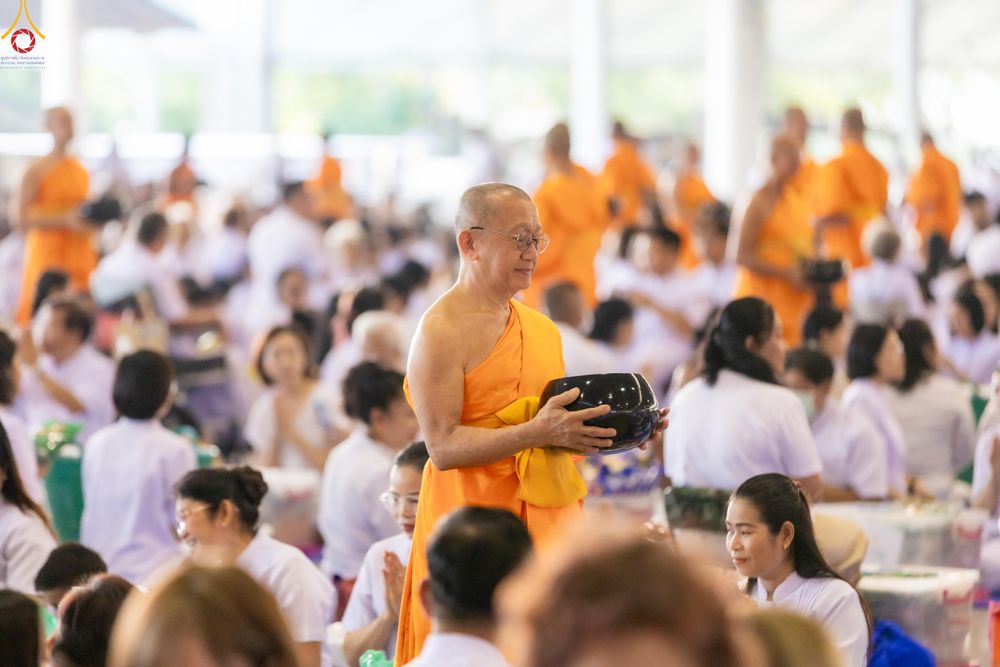 ภาพ No.318172:วันอาทิตย์ต้นเดือนที่ 5 เมษายน พ.ศ.2569 พิธีตักบาตร ณ บ้านแก้วเรือนทองคุณยายอาจารย์ฯ วัดพระธรรมกาย