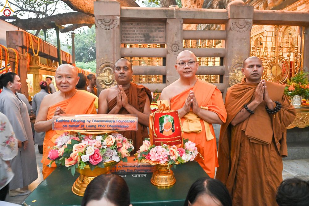 ภาพ No.284086:วันที่ ๔ พฤศจิกายน พุทธศักราช ๒๕๖๘ กฐินสมทบวัดต่างประเทศ โดยคณะศิษยานุศิษย์ บูชาธรรม 81 ปี หลวงพ่อธัมมชโย ณ วัดมหาโพธิ์ เมืองพุทธคยา ประเทศอินเดีย