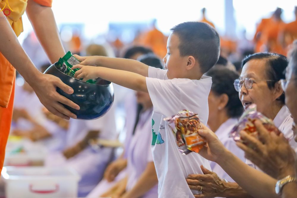 ภาพ No.311350:วันอาทิตย์ต้นเดือนที่ 1 มีนาคม พ.ศ.2569 พิธีตักบาตร และ พิธีบูชาข้าวพระ ณ สภาธรรมกายสากล วัดพระธรรมกาย