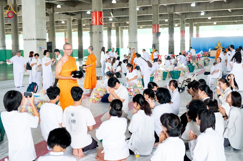 ภาพ No.336110:วันที่ 20 มิถุนายน พ.ศ. 2569 พิธีตักบาตรฉลองพระใหม่ โครงการอุปสมบทธรรมทายาทอุดมศึกษา รุ่นที่ 53