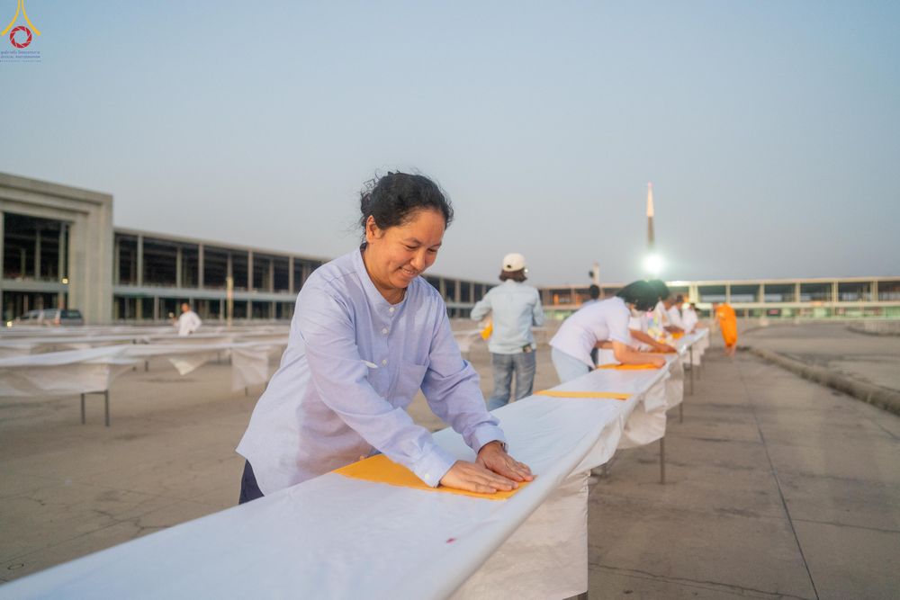 ภาพ No.321205:วันที่ 10-11 เมษายน พ.ศ.2569 การเตรียมกล่องไทยธรรม และการติดผ้ารับประเคน เพื่องานถวายมหาสังฆทาน 40,000 กว่าวัดทั่วประเทศ วันคุ้มครองโลก 22 เมษายน พ.ศ.2569 วัดพระธรรมกาย