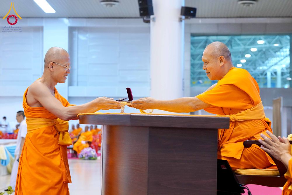 ภาพ No.338088:วันอาทิตย์ต้นเดือน 5 กรกฎาคม พ.ศ.2569 สัมมนาพิเศษ พิธีมอบพระของขวัญ ณ ห้องแก้วสารพัด1 วัดพระธรรมกาย