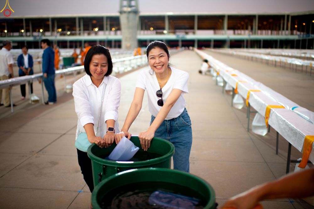 ภาพ No.320452:วันที่ 9 เมษายน พ.ศ.2569 การเตรียมงาน มัดถุงน้ำ ถ่วงขาโต๊ะไทยธรรม เพื่องานถวายมหาสังฆทาน 40,000 กว่าวัดทั่วประเทศ วันคุ้มครองโลก 22 เมษายน พ.ศ.2569 วัดพระธรรมกาย