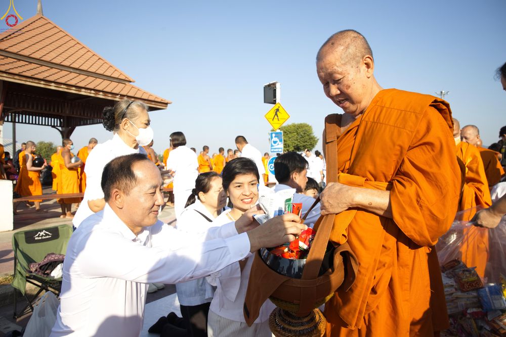 ภาพ No.284259:วันเสาร์ที่ 20 ธันวาคม พ.ศ.2568  พิธีตักบาตรพระ 10,000 รูป เนื่องในโอกาส 194 ปี จังหวัดกาญจนบุรี และอุทิศส่วนกุศลให้แด่บรรพชนทั้งหลาย บริเวณถนนสองแคว (Skywalk) เมืองกาญจนบุรี