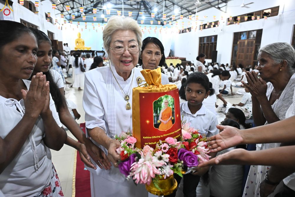 ภาพ No.278787:วันที่ 30 ตุลาคม 2568 กฐินสมทบวัดต่างประเทศ โดยคณะศิษยานุศิษย์ บูชาธรรม 81 ปี หลวงพ่อธัมมชโย ณ วัดศรีธรรมานันทะ บาลังโกด้า ประเทศศรีลังกา วัดสังฆราช อมรปุระนิกาย สมเด็จไมตรี มูรตี