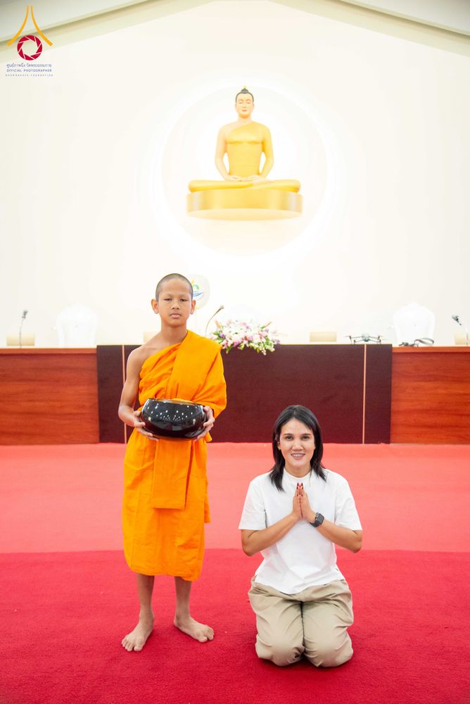 ภาพ No.321900:วันที่ 12 เมษายน พ.ศ.2569 ตักบาตรสงกรานต์ฉลองสามเณรใหม่  ณ ศูนย์ปฏิบัติธรรมระยอง(บ้านช่องลม)