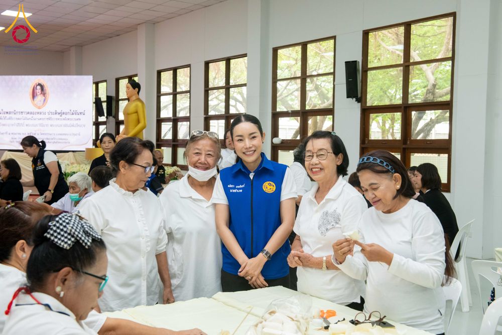 ภาพ No.327558:วันศุกร์ที่ 1 พฤษภาคม พ.ศ. 2569 รวมใจพสกนิกรชาวอำเภอคลองหลวง ประดิษฐ์ดอกไม้จันทน์ เพื่อใช้ในพิธีถวายดอกไม้จันทน์ในงานพระราชพิธีถวายพระเพลิงพระบรมศพ สมเด็จพระนางเจ้าสิริกิติ์ พระบรมราชินีนาถ พระบรมราชชนนีพันปีหลวง ณ วัดพระธรรมกาย