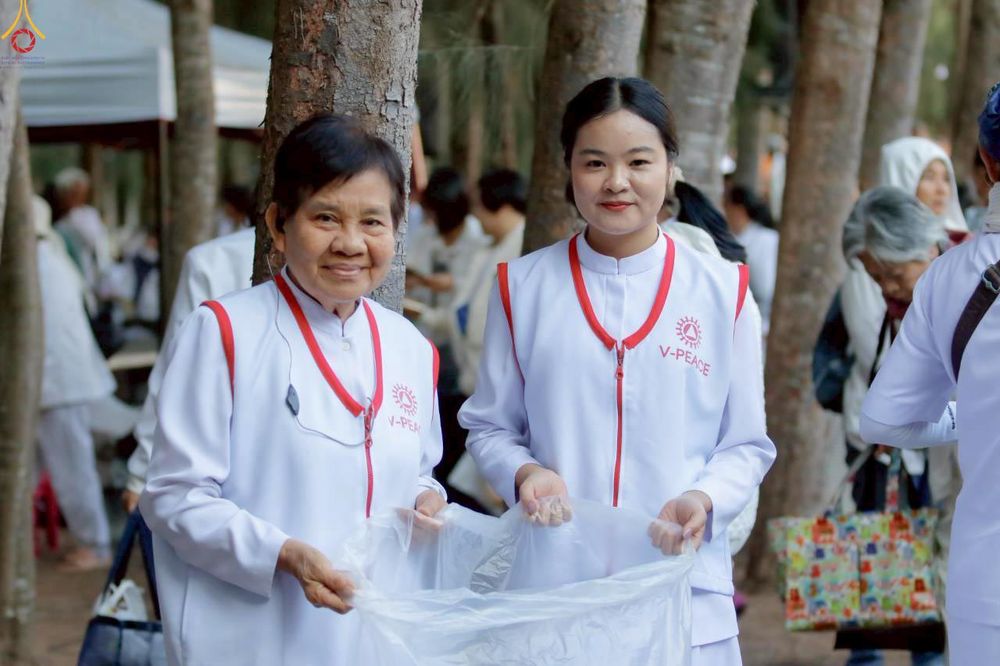 ภาพ No.300555:ภาพเบื้องหลังอาสาสมัครรวมใจ ชุดที่ 3 ในโครงการธรรมยาตรา กตัญญูบูชา มหาปูชนียาจารย์ พระมงคลเทพมุนี(สด จนฺทสโร) พระผู้ปราบมาร อนุสรณ์สถาน 7 แห่ง ปีที่ 14