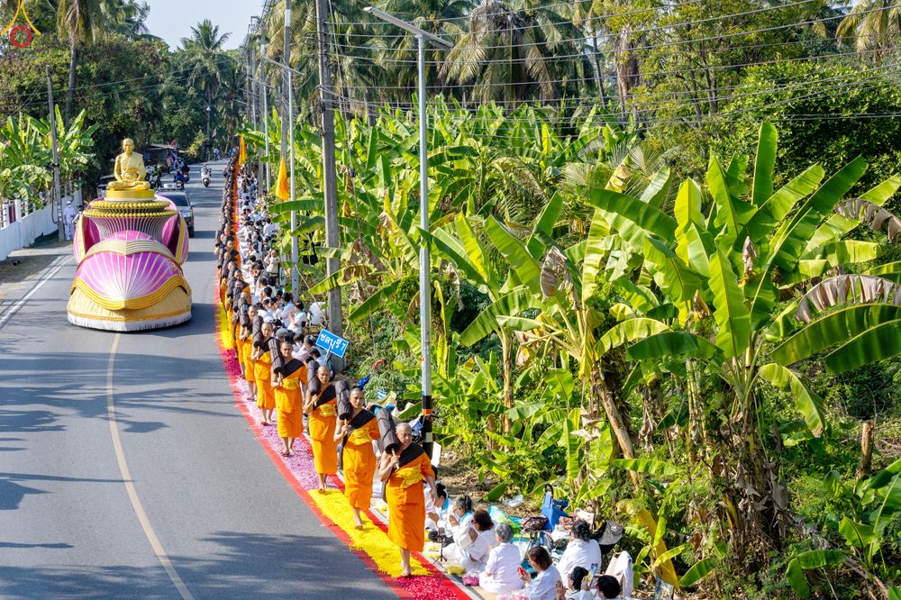 ภาพ No.290433:วันที่ 7 มกราคม พ.ศ. 2569 พิธีต้อนรับพระธรรมยาตรา ณ อนุสรณ์สถานลำดับที่ 2  สถานที่ตั้งมโนปณิธานบวชตลอดชีวิต อนุสรณ์สถานคลองบางนางแท่น (ภาพชุดที่ 2) อ.สามพราน จ.นครปฐม ในโครงการธรรมยาตรา กตัญญูบูชา มหาปูชนียาจารย์ พระมงคลเทพมุนี(สด จนฺทสโร) พระผู้ปราบมาร 
