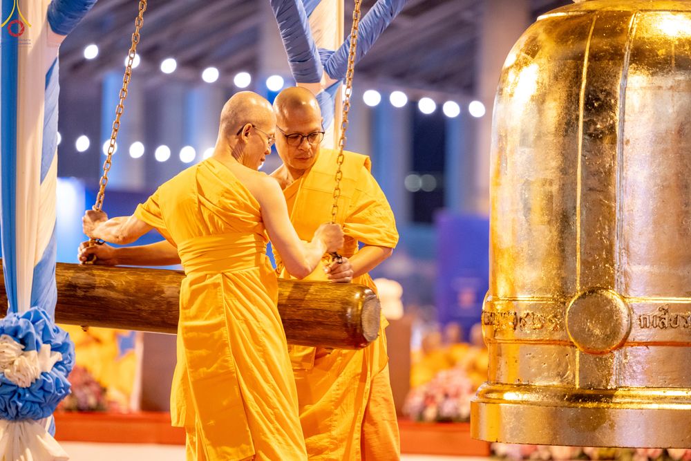 ภาพ No.280291:วันที่ 31 ธันวาคม พ.ศ.2568 -วันที่ 1 มกราคม พ.ศ.2569 พิธีฉลองชัยสวดมนต์บทธัมมจักกับปปวัตนสูตร ครบ 8,000,000,000 จบ , พิธีสวดมนต์ข้ามปี ณ วัดพระธรรมกาย