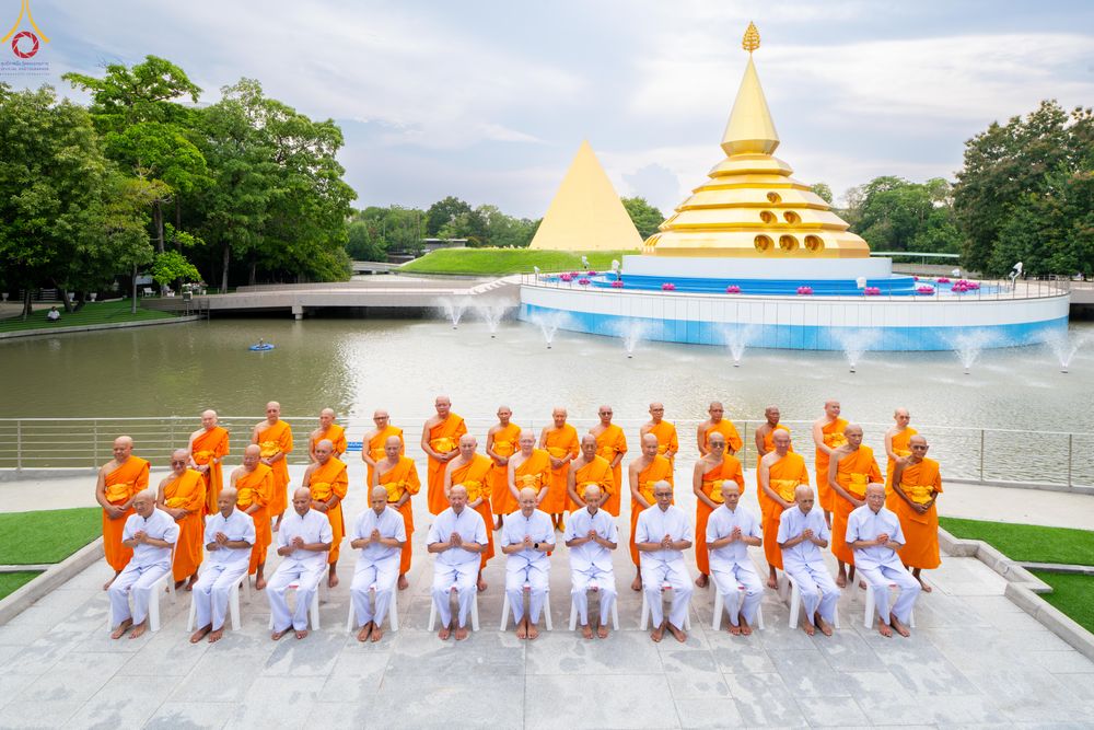 ภาพ No.330261:วันที่ 30 พฤษภาคม พ.ศ.2569 พิธีตัดปอยผมและปลงผม อุบาสกอุปสมบทอุทิศชีวิต 11 ท่าน ณ โบสถ์พระไตรปิฎก วัดพระธรรมกาย จังหวัดปทุมธานี