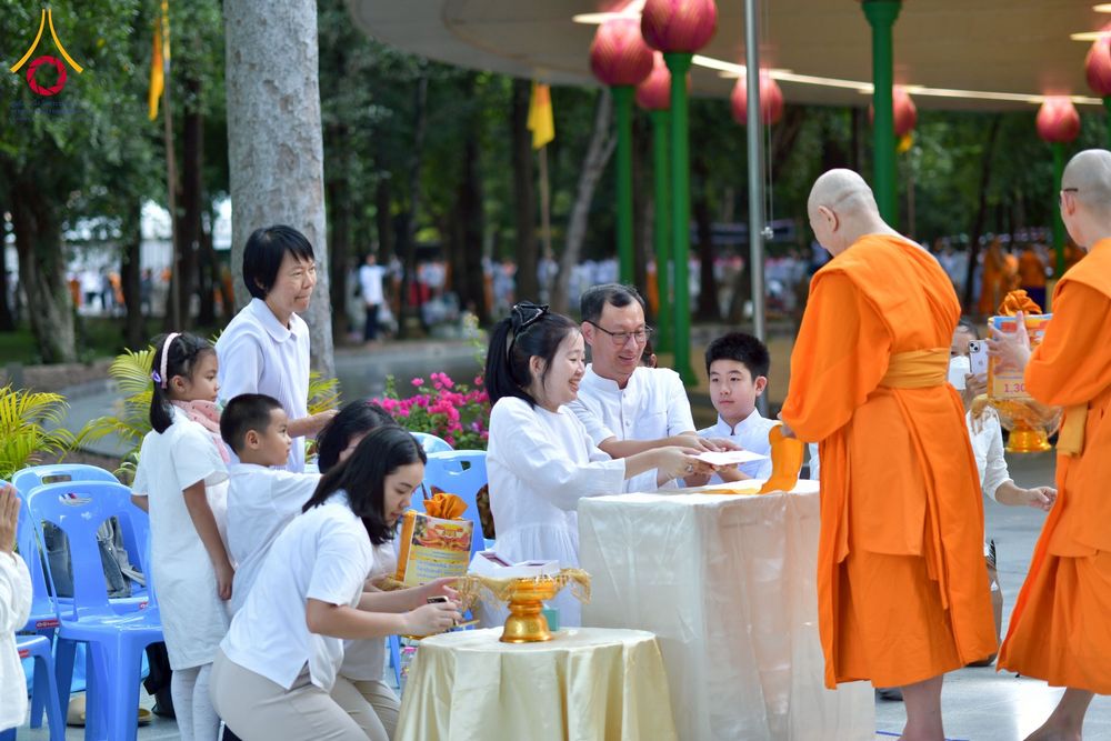 ภาพ No.233203:วันที่ 11 กรกฏาคม พ.ศ. 2568 พิธีอธิษฐานพรรษา ของคณะสงฆ์ ณ โบสถ์พระไตรปิฎก วัดพระธรรมกาย ต.คลองสาม อ.คลองหลวง จ.ปทุมธานี
