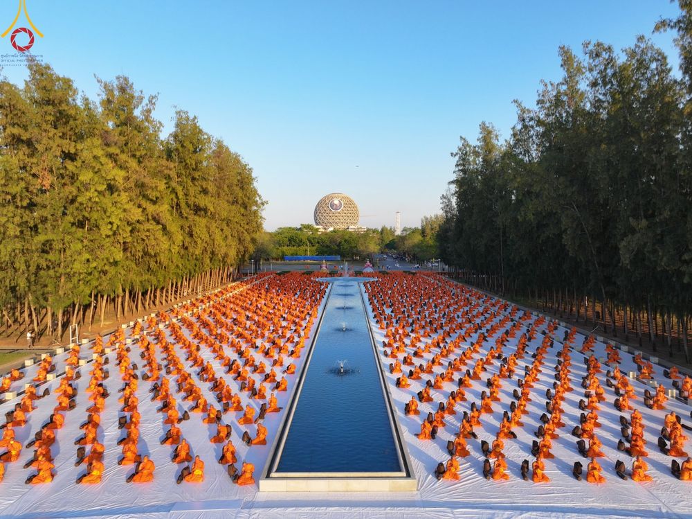 ภาพ No.104450:พระธรรมยาตราร่วมปฏิบัติธรรม และถ่ายภาพหมู่ประวัติศาสตร์ หน้ามหาวิหารพระมงคลเทพมุนี วันที่ 27 ธันวาคม พ.ศ. 2566