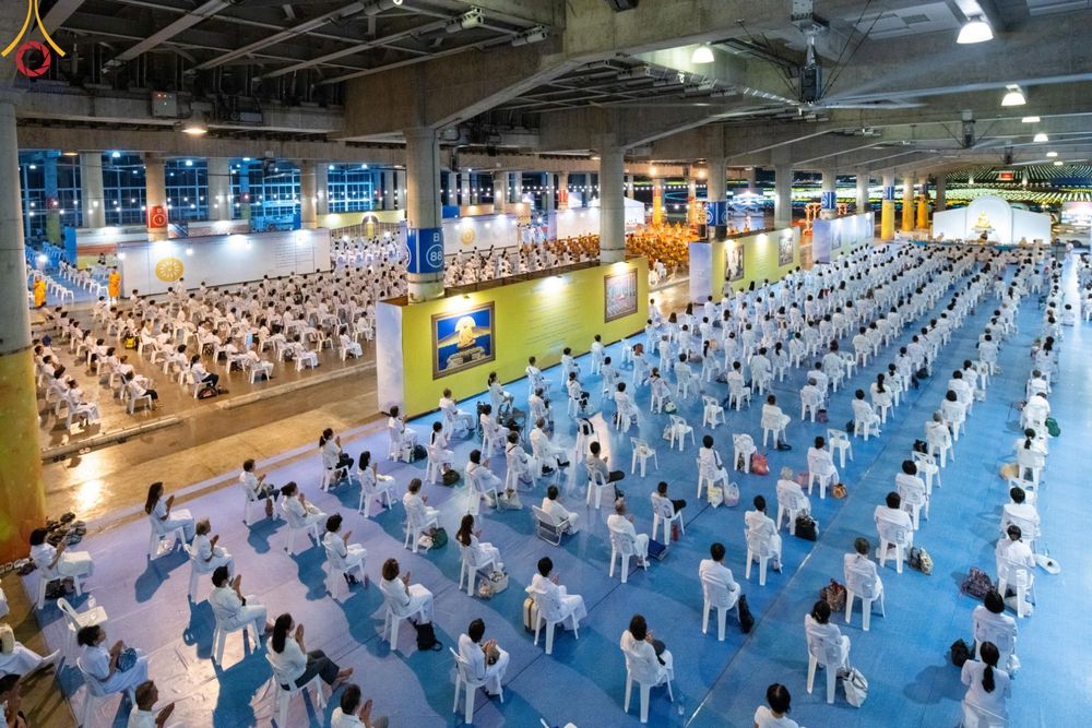ภาพ No.154870:พิธีจุดประทีป, พิธีฉลองชัยสวดมนต์บทธัมมจักกัปปวัตนสูตร ณ มหารัตนวิหารคด วัดพระธรรมกาย วันอังคารที่ 17 กันยายน พ.ศ. 2567
