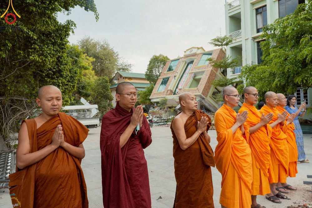 ภาพ No.220362:วันที่ 17 เมษายน พ.ศ. 2568 ผู้แทนวัดพระธรรมกาย ลงพื้นที่เยียวยา ซับน้ำตาเหยื่อแผ่นดินไหวมัณฑะเลย์