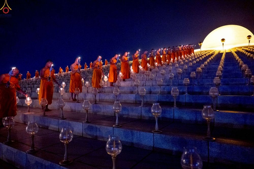 ภาพ No.253692:วันที่ 10 ตุลาคม พ.ศ. 2568 พิธีจุดประทีปบูชาพระผู้ปราบมาร, พิธีจุดประทีปบนพระมหาธรรมกายเจดีย์  20,000 ดวง เนื่องในวันคล้ายวันเกิดครบรอบ 141 ปี พระมงคลเทพมุนี (สด จนฺทสโร)