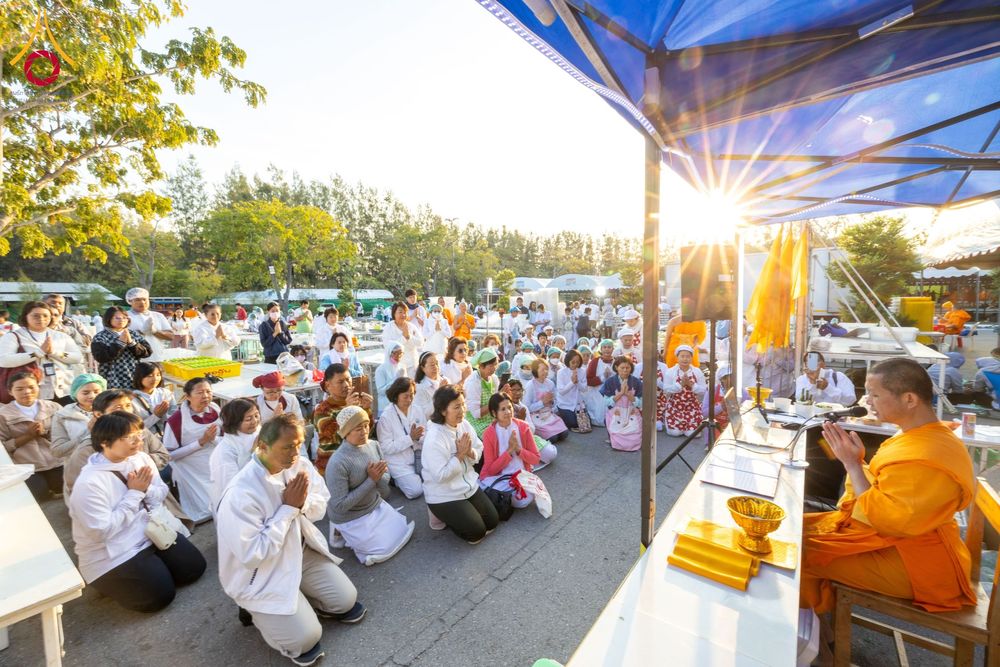 ภาพ No.193776:สาธุชนถวายภัตตาหารเป็นสังฆทาน แด่พระธรรมยาตรา ณ อนุสรณ์สถานมหาวิหารพระมงคลเทพมุนี (โลตัสแลนด์) อ.สองพี่น้อง จ.สุพรรณบุรี ในโครงการธรรมยาตรา กตัญญูบูชา มหาปูชนียาจารย์ พระมงคลเทพมุนี(สด จนฺทสโร) พระผู้ปราบมาร ปีที่ 13 วันที่ 12 มกราคม พ.ศ.2568