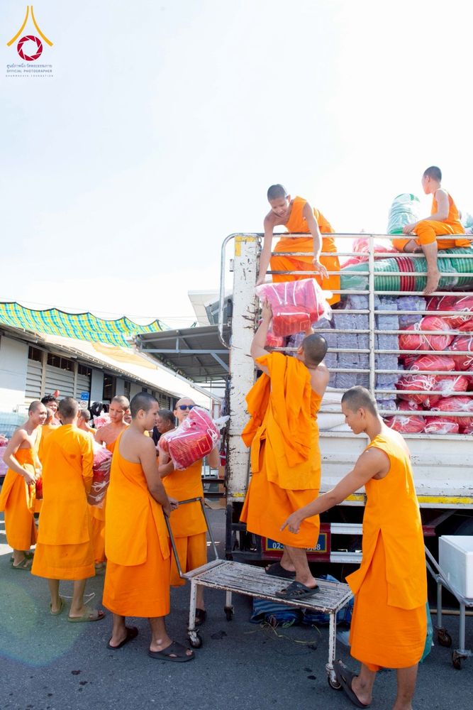 ภาพ No.273734:วันที่ 27 พฤศจิกายน พ.ศ. 2568 คณะศิษยานุศิษย์วัดพระธรรมกาย มูลนิธิธรรมกาย มอบอาหารและสิ่งของความช่วยเหลือให้พี่น้องชาวใต้ ผู้ประสบอุทกภัยน้ำท่วม