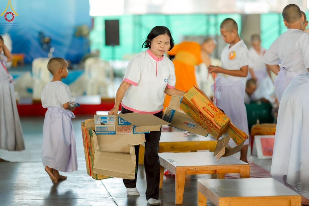 ภาพ No.214650:วันศุกร์ที่ 4 เมษายน พ.ศ.2568 นาคธรรมทายาทตักบาตรพระพี่เลี้ยง ในโครงการบรรพชาสามเณร ฟื้นฟูพระพุทธศาสนาทั่วไทย ณ วิหารคด 22 วัดพระธรรมกาย