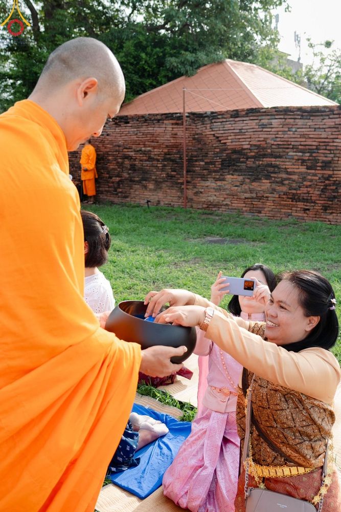 ภาพ No.138584:พิธีตักบาตร วัดราชบูรณะ จ.พระนครศรีอยุธยา วันที่ 25 พฤษภาคม พ.ศ.2567
