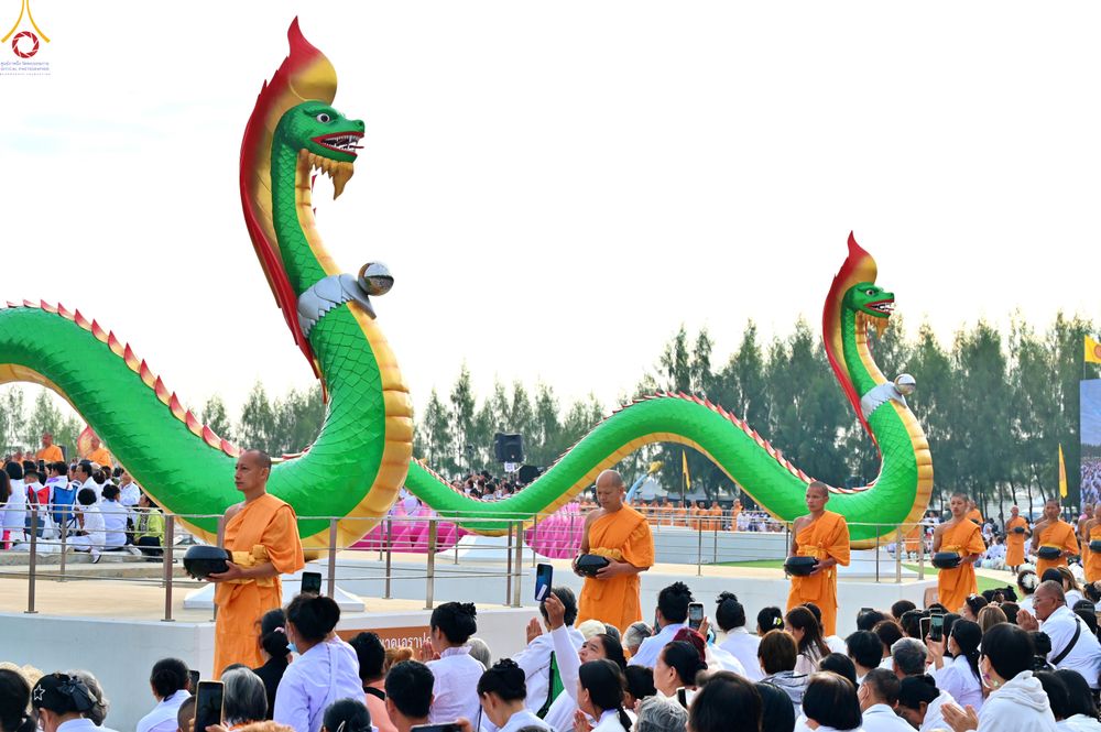 ภาพ No.302640:วันที่ 24 มกราคม พ.ศ. 2569 พิธีตักบาตรพระธรรมยาตรา(ภาพชุดที่ 2) ณ อนุสรณ์สถานลำดับที่ 5 สถานที่เผยแผ่วิชชาธรรมกายครั้งแรก อนุสรณ์สถานบางปลา วัดบางปลา อำเภอบางเลน จังหวัดนครปฐม ในโครงการธรรมยาตรา กตัญญูบูชา มหาปูชนียาจารย์ พระมงคลเทพมุนี(สด จนฺทสโร) พระผู