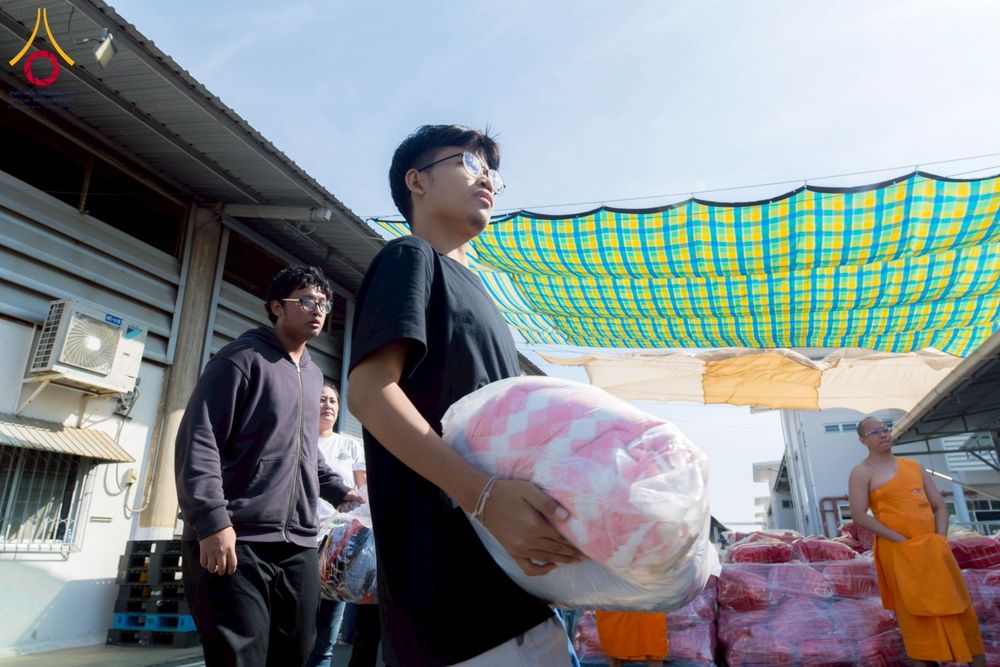 ภาพ No.273715:วันที่ 27 พฤศจิกายน พ.ศ. 2568 คณะศิษยานุศิษย์วัดพระธรรมกาย มูลนิธิธรรมกาย มอบอาหารและสิ่งของความช่วยเหลือให้พี่น้องชาวใต้ ผู้ประสบอุทกภัยน้ำท่วม