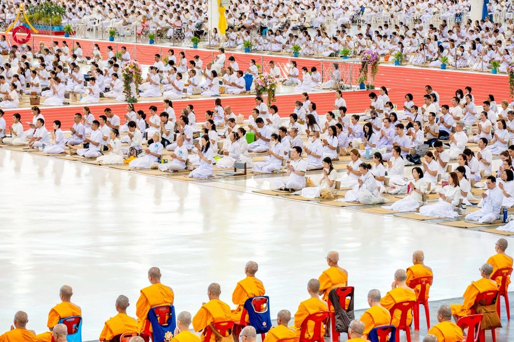 ภาพ No.277180:วันอาทิตย์ที่ 7 ธันวาคม พ.ศ. 2568 พิธีบูชาข้าวพระ ณ สภาธรรมกายสากล วัดพระธรรมกาย