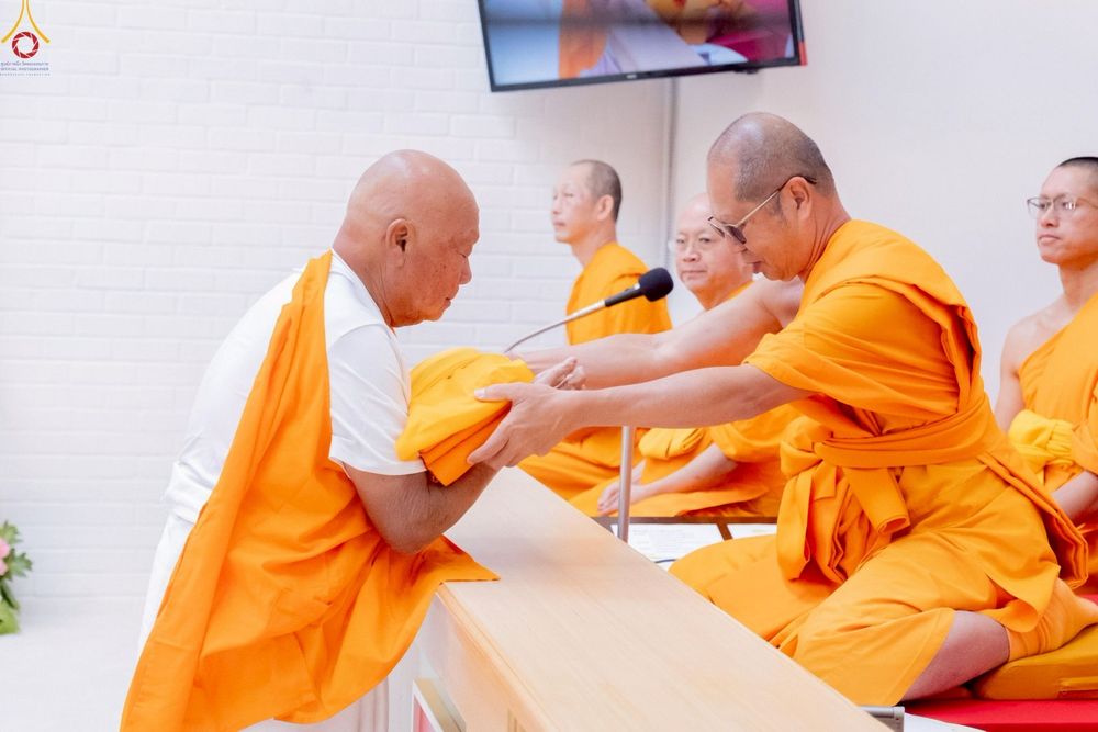 ภาพ No.252276:วันที่ 4-5 ตุลาคม พ.ศ. 2568  วัดพระธรรมกายแคลิฟอร์เนีย ประเทศสหรัฐอเมริกา ได้จัดพิธีตัดปอยผม โดยคณะสงฆ์ ญาติ ๆ และสาธุชน ให้กับนาคธรรมทายาท 8 ท่าน และได้จัดพิธีบรรพชา-อุปสมบท ฉลองพิธีทอดกฐินบรมจักรพรรดิ สร้างอุโบสถ 82 ปี บูชาธรรมหลวงพ่อธัมมชโย