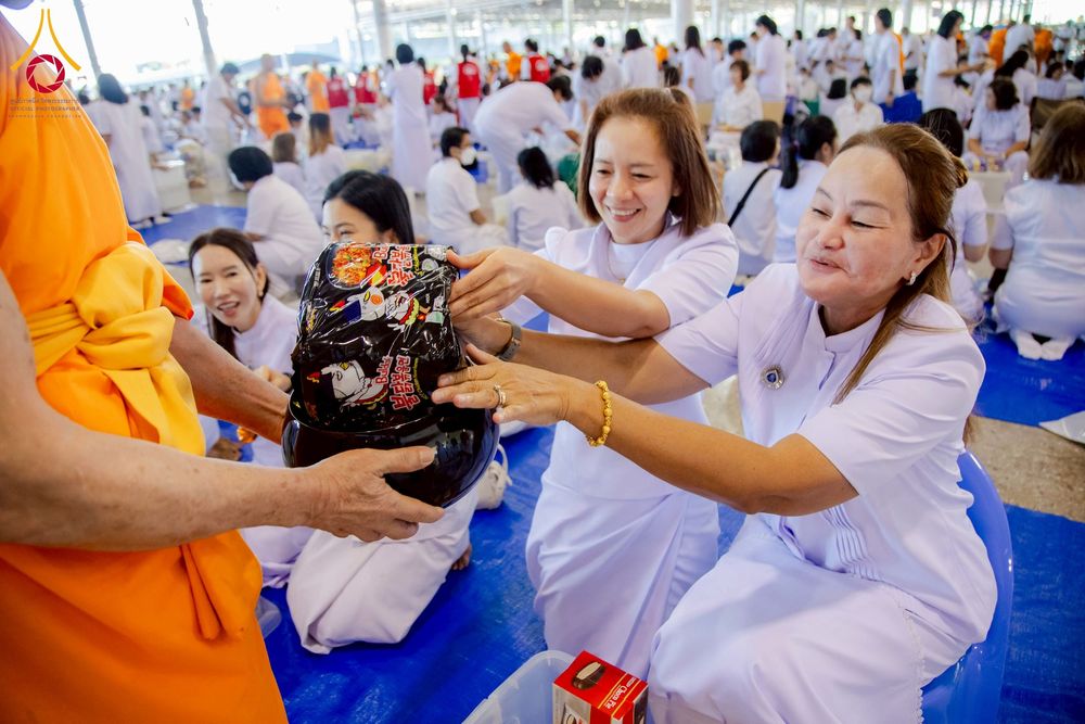 ภาพ No.277034:วันอาทิตย์ที่ 7 ธันวาคม พ.ศ. 2568 พิธีตักบาตรอาทิตย์ต้นเดือน ณ บ้านแก้วเรือนทองคุณยายฯ วัดพระธรรมกาย