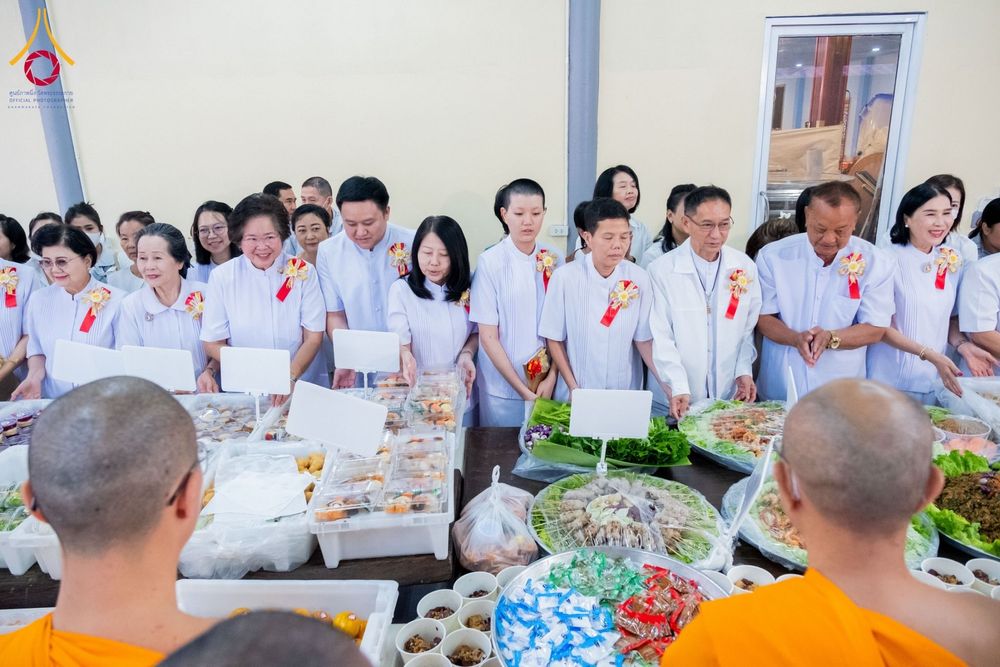 ภาพ No.196397:พิธีถวายภัตตาหารเป็นสังฆทาน แด่พระธรรมยาตรา ณ วัดโบสถ์(บน) ตำบลบางคูเวียง อำเภอบางกรวย จังหวัดนนทบุรี ในโครงการธรรมยาตรา กตัญญูบูชา มหาปูชนียาจารย์ พระมงคลเทพมุนี(สด จนฺทสโร) พระผู้ปราบมาร อนุสรณ์สถาน 7 แห่ง ปีที่ 13 วันที่ 17 มกราคม พ.ศ. 2568