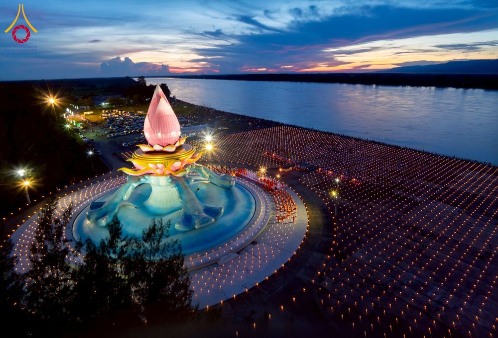 ภาพ No.250488:วันอังคารที่ 7 ตุลาคม พ.ศ. 2568 พิธีจุดประทีปบูชาพระรัตนตรัย ณ ลานธรรมปทุมรัตน์ธรรมเจดีย์ พุทธอุทยานนานาชาติ อ.โพนพิสัย จ.หนองคาย