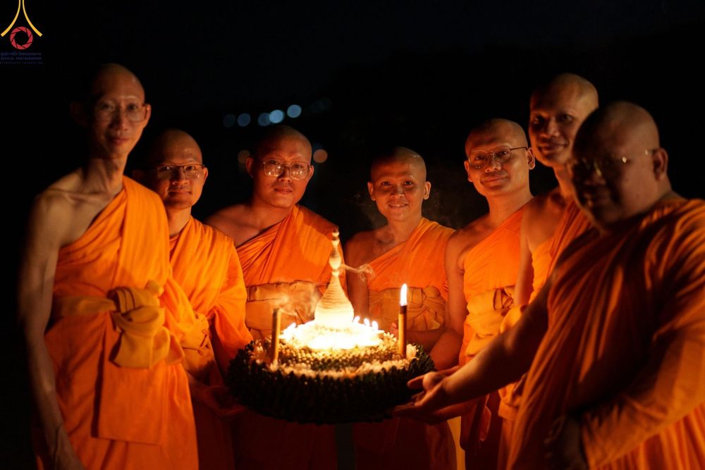 ภาพ No.175986:พิธีจุดประทีปโคมลาน, โคมลอยและลอยกระทง ถวายประทีปเป็นพุทธบูชา สร้างความสว่างไสวให้กับแผ่นดินด้วยแสงธรรม วันที่ 15 พฤศจิกายน พ.ศ. 2567 ณ พุทธอุทยานนานาชาติ อ.โพนพิสัย จ.หนองคาย