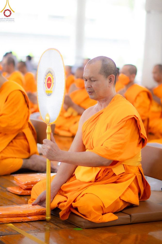 ภาพ No.122907:พิธีสวดพระพุทธมนต์ พิธีทอดผ้าบังสุกุล และพิธีถวายภัตตาหาร เป็นสังฆทานแด่พระภิกษุ สามเณร เนื่องในวันมหาปูชนียาจารย์ วันเสาร์ที่ 3 กุมภาพันธ์ พ.ศ. 2567 ณ หอฉันคุณยายอาจารย์ฯ วัดพระธรรมกาย