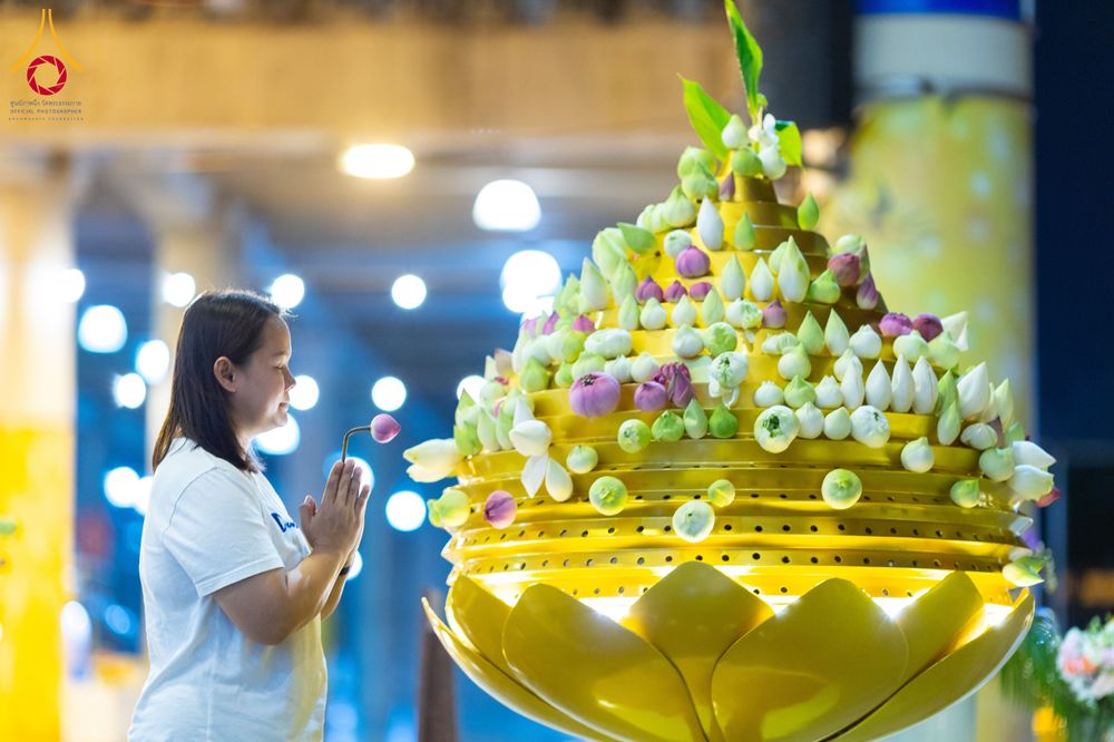 ภาพ No.286781:วันอาสาฬหบูชา วันพฤหัสบดีที่ 10 กรกฏาคม พ.ศ.2568  พิธีเวียนประทักษิณรอบพระมหาธรรมกายเจดีย์ , พิธีฉลองชัยสวดมนต์บทธัมมจักกัปปวัตตนสูตร ครบ 7,520,000,000 จบ ณ มหารัตนวิหารคด วัดพระธรรมกาย