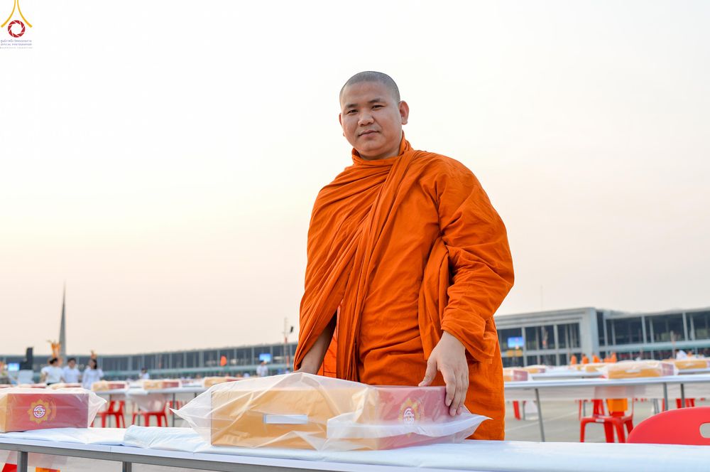 ภาพ No.323127:วันที่ 19 เมษายน พ.ศ.2569 การเรียงกล่องไทยธรรม , เตรียมงานจราจร เพื่องานถวายมหาสังฆทาน 40,000 กว่าวัดทั่วประเทศ วันคุ้มครองโลก 22 เมษายน พ.ศ.2569 วัดพระธรรมกาย