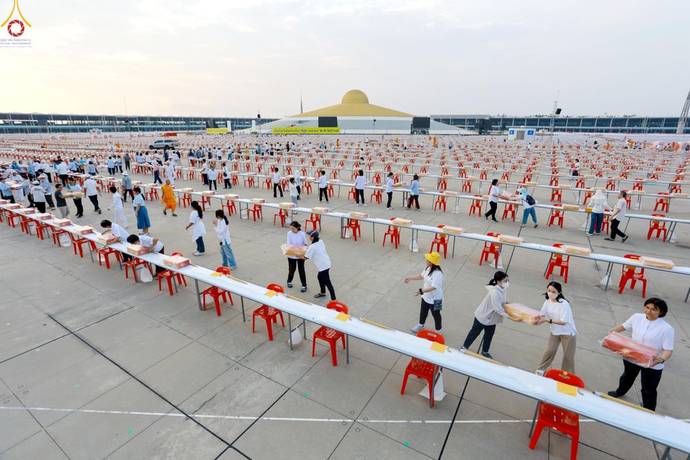 ภาพ No.322602:วันที่ 17 เมษายน พ.ศ.2569 การเรียงกล่องไทยธรรม เรียงน้ำดื่ม เรียงร่ม ณ ลานธรรมพระมหาธรรมกายเจดีย์ เพื่องานถวายมหาสังฆทาน 40,000 กว่าวัดทั่วประเทศ วันคุ้มครองโลก 22 เมษายน พ.ศ.2569 วัดพระธรรมกาย