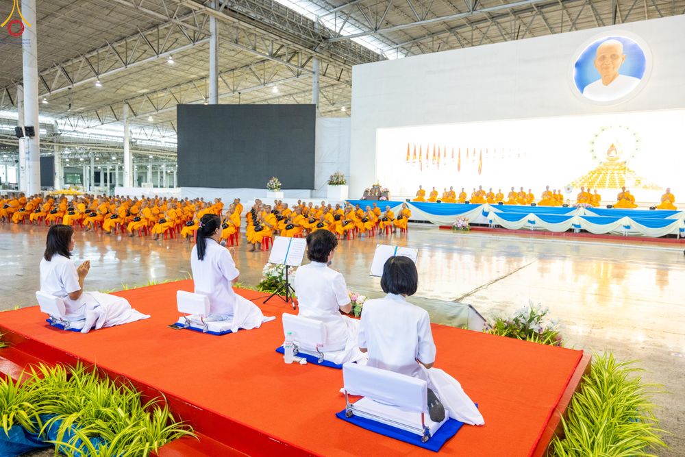 ภาพ No.337629:วันอาทิตย์ต้นเดือน 5 กรกฎาคม พ.ศ.2569 พิธีตักบาตรข้าวสารอาหารแห้ง  ณ บ้านแก้วเรือนทองคุณยายฯ วัดพระธรรมกาย