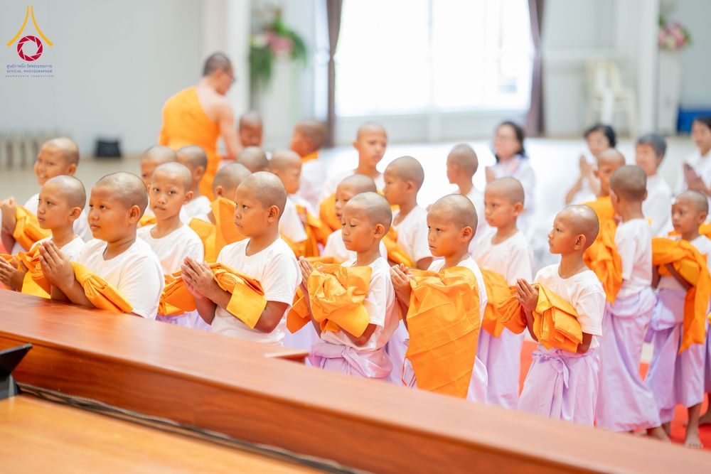 ภาพ No.318697:วันที่ 29 มีนาคม พ.ศ. 2569 พิธีเวียนประทักษิณ มอบผ้าไตร บรรพชาสามเณร  ณ ศูนย์อบรมเยาวชนกาญบุรี