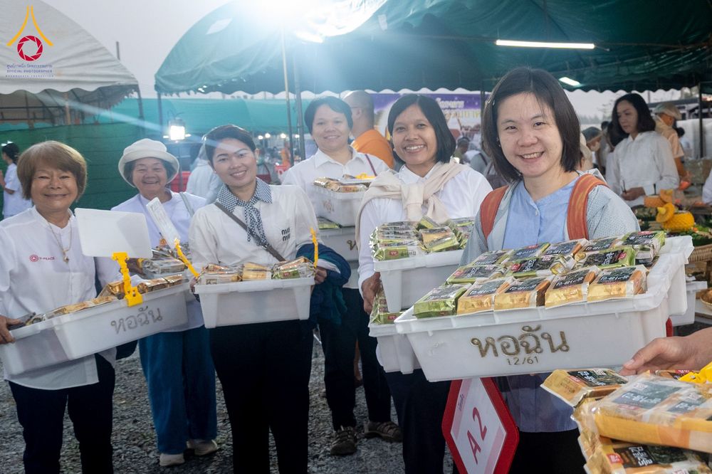 ภาพ No.297991:วันที่ 19 มกราคม พ.ศ. 2569 พิธีถวายภัตตาหารเป็นสังฆทาน แด่พระธรรมยาตรา ณ อนุสรณ์สถานบางปลา วัดบางปลา อำเภอบางเลน จังหวัดนครปฐม ในโครงการธรรมยาตรา กตัญญูบูชา มหาปูชนียาจารย์ พระมงคลเทพมุนี(สด จนฺทสโร) พระผู้ปราบมาร อนุสรณ์สถาน 7 แห่ง ปีที่ 14