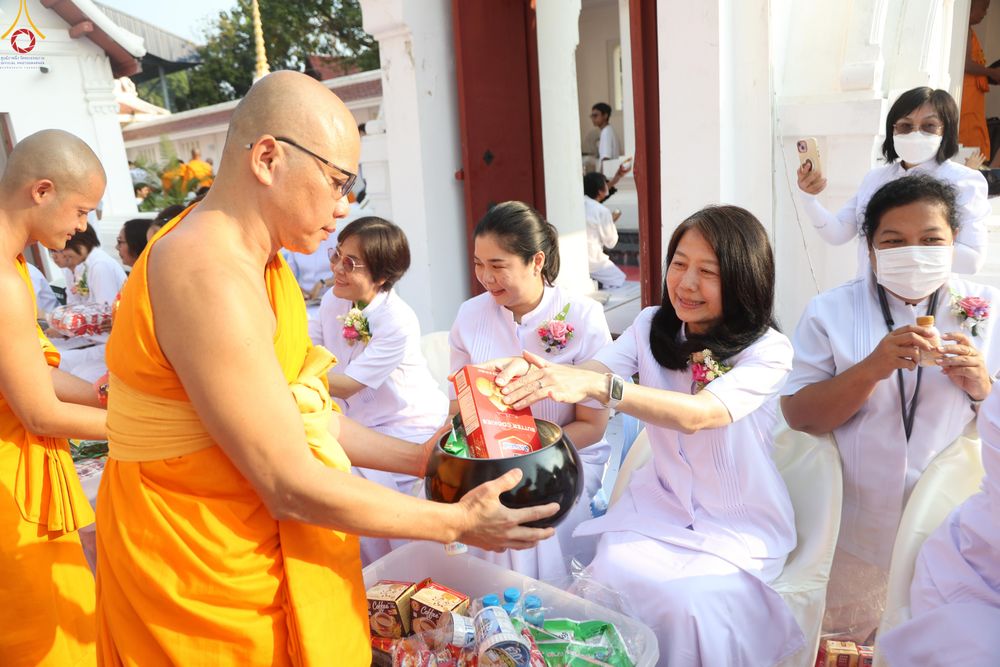 ภาพ No.297677:วันที่ 18 มกราคม พ.ศ. 2569 พิธีตักบาตรพระธรรมยาตรา ณ วัดโบสถ์บน ต.บางคูเวียง จ.นนทบุรี อนุสรณ์สถานลำดับที่ 4 สถานที่เกิดด้วยกายธรรม ในโครงการธรรมยาตรา กตัญญูบูชา มหาปูชนียาจารย์ พระมงคลเทพมุนี(สด จนฺทสโร) พระผู้ปราบมาร อนุสรณ์สถาน 7 แห่ง ปีที่ 14