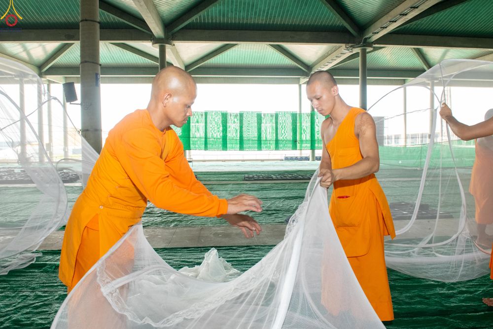 ภาพ No.323004:วันที่ 17-19 เมษายน พ.ศ.2569 การปูผ้ากระสอบขาว , เตรียมจุดฉัน , เตรียมจุดพักค้าง เพื่องานถวายมหาสังฆทาน 40,000 กว่าวัดทั่วประเทศ วันคุ้มครองโลก 22 เมษายน พ.ศ.2569 วัดพระธรรมกาย