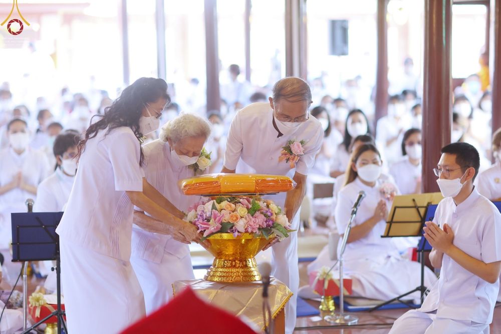 ภาพ No.71614:พระธรรมยาตรา ปฏิบัติศาสนกิจ ทำนุบำรุงศาสนสถาน, ปฏิบัติธรรม ร่วมกับชุมชน,นักเรียนเด็กดีวีสตาร์ และร่วมพิธีทอดผ้าป่าบำรุงศาสนสถาน ในโครงการธรรมยาตรากตัญญูบูชา มหาปูชนียาจารย์ พระมงคลเทพมุนี(สด จนฺทสโร) พระผู้ปราบมาร อนุสรณ์สถาน 7 แห่ง ปีที่ 11 ณ วัดสองพี่น