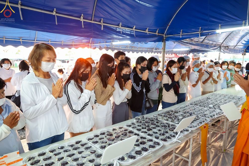 ภาพ No.74142:พิธีถวายภัตตาหารเป็นสังฆทาน แด่คณะพระธรรมยาตราฯ ในโครงการธรรมยาตรากตัญญูบูชา มหาปูชนียาจารย์ พระมงคลเทพมุนี(สด จนฺทสโร) พระผู้ปราบมาร อนุสรณ์สถาน 7 แห่ง ปีที่ 11 วันที่ 25 มกราคม พ.ศ. 2566