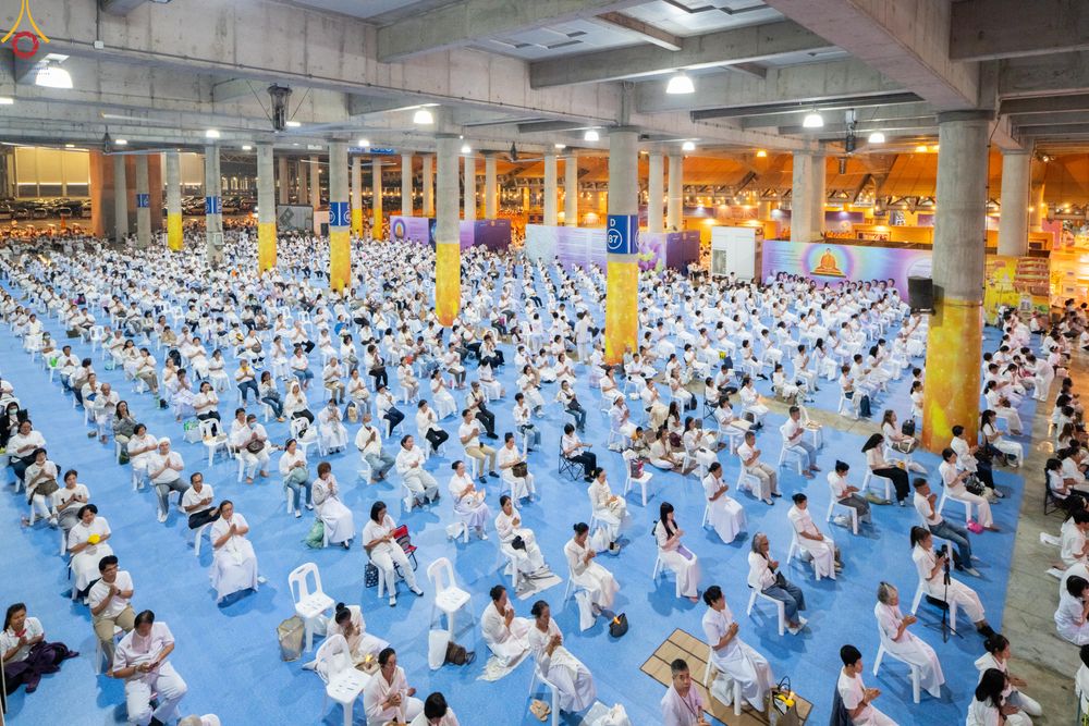 ภาพ No.280362:วันที่ 31 ธันวาคม พ.ศ.2568 -วันที่ 1 มกราคม พ.ศ.2569 พิธีฉลองชัยสวดมนต์บทธัมมจักกับปปวัตนสูตร ครบ 8,000,000,000 จบ , พิธีสวดมนต์ข้ามปี ณ วัดพระธรรมกาย